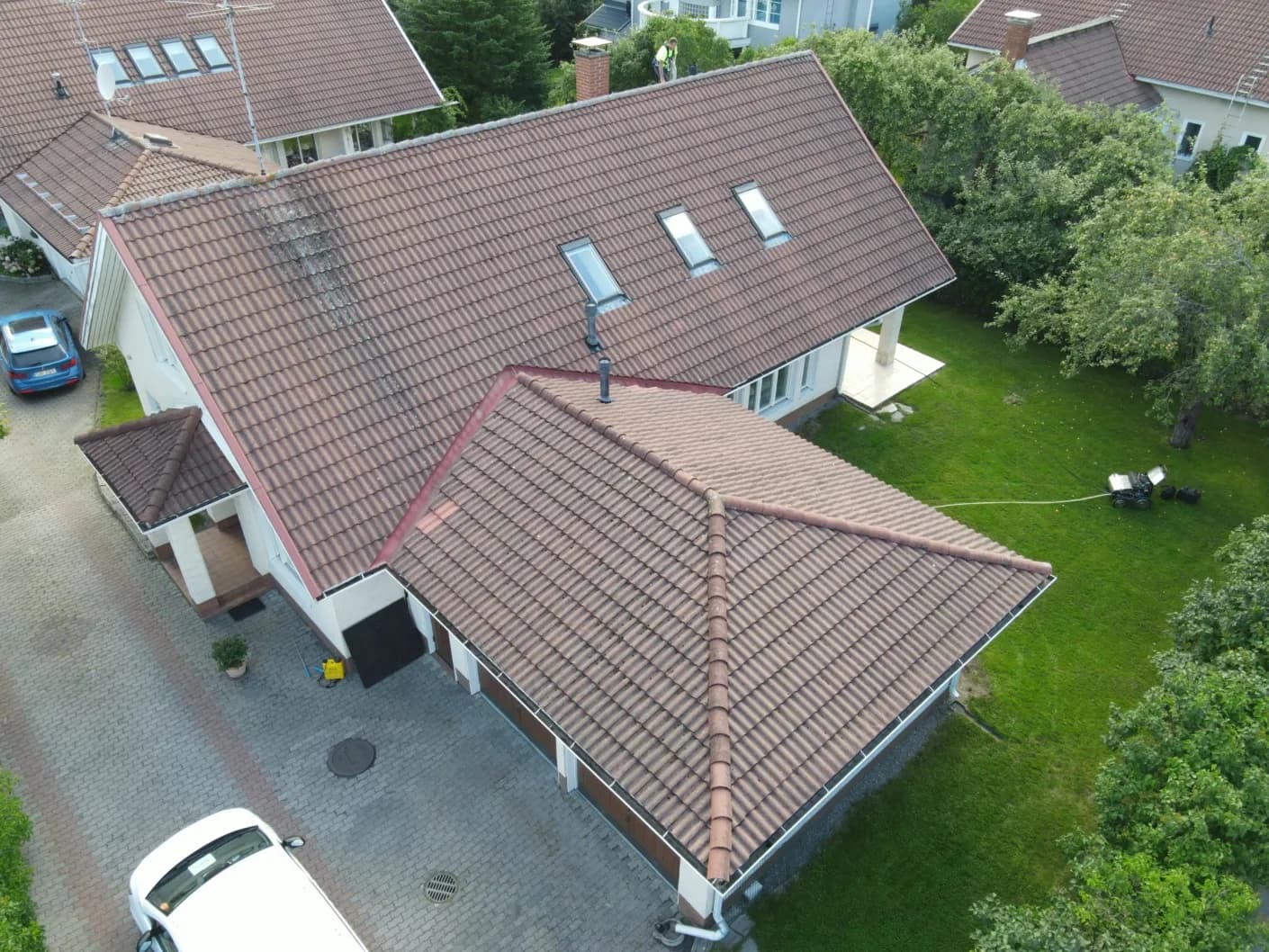 Kivikatus tumeda sambla triibuga ühel katusepoolel, tehnik katuseharjal