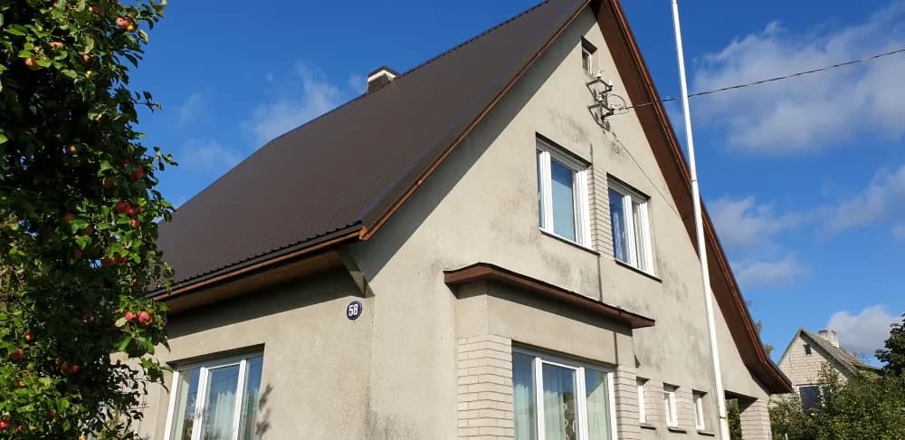 Valmis eramu Keilas, pruuni profiilplekk-katusega