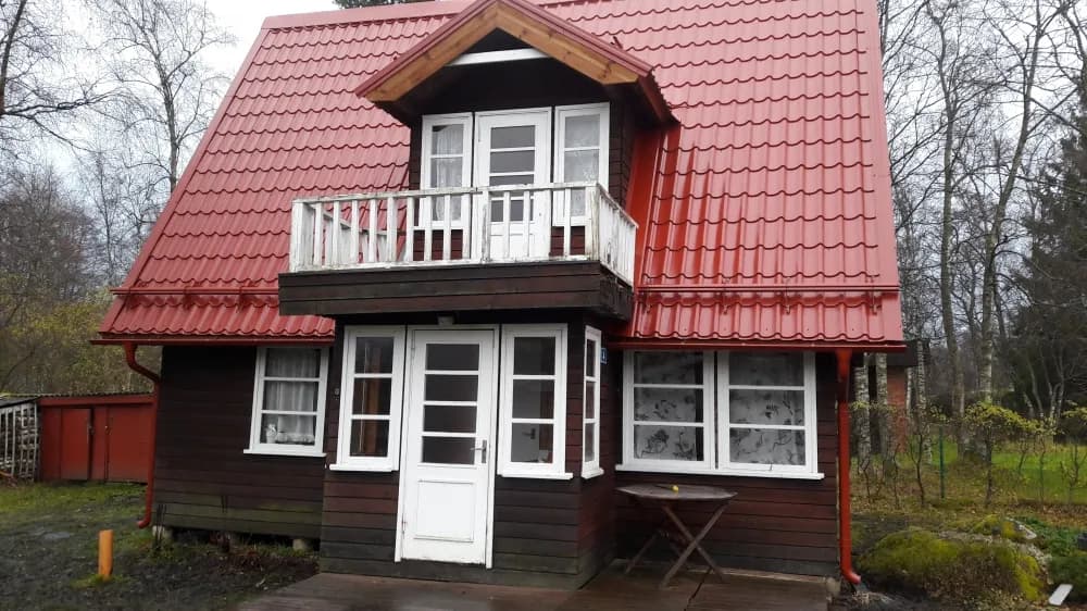 Tammneeme eramu punase viilkatusega, rõduga
