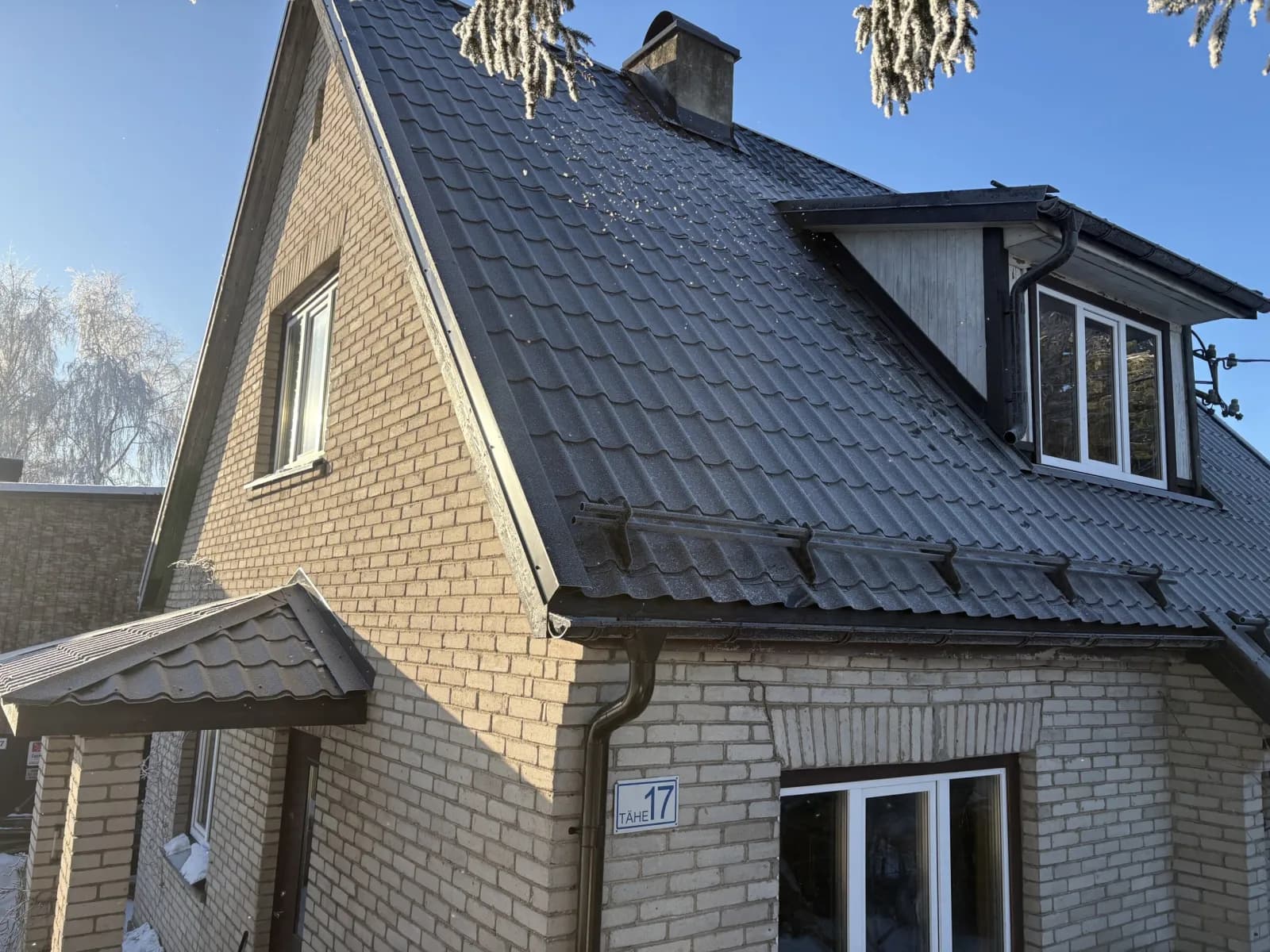 Tellismaja Keilas, tume viilkatus ja katuseredel, aadress Tähe 17
