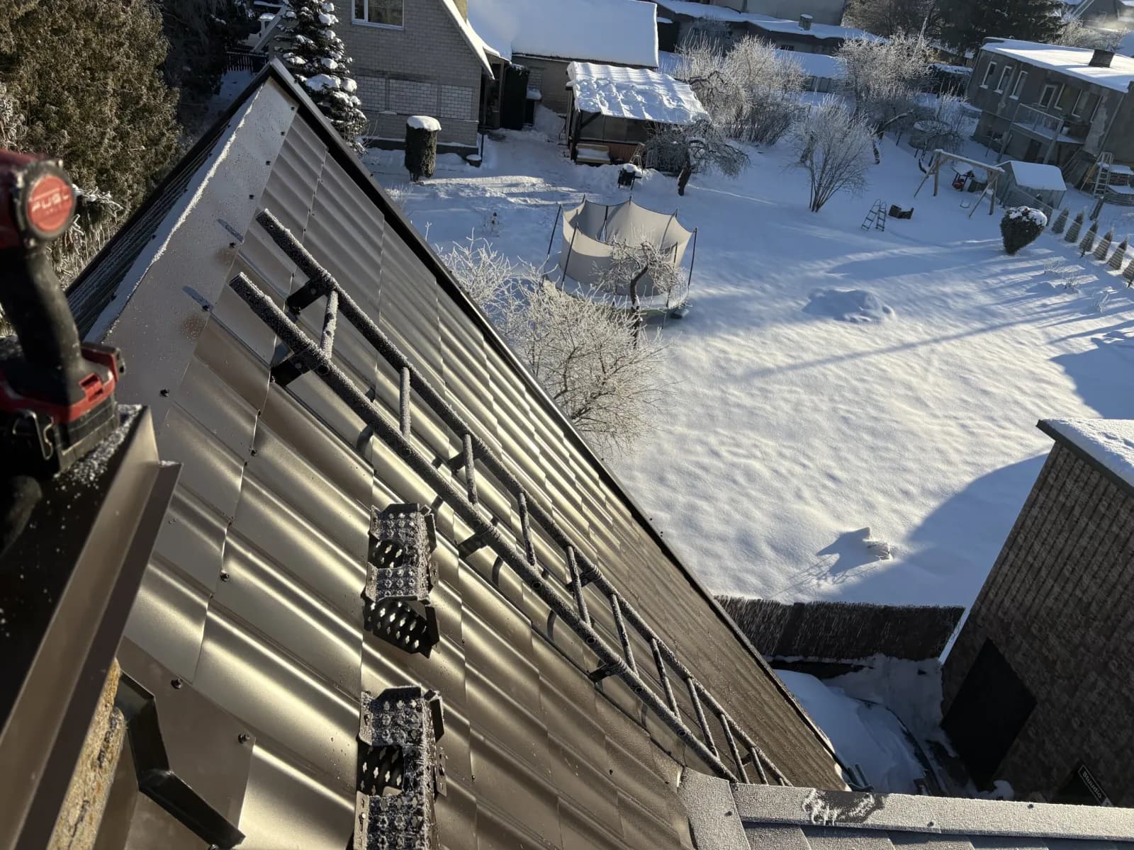 Härmas valtsplekk-katus talvel, katuseredeliga