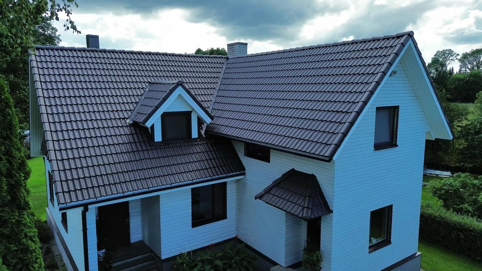 Aeriaalvaade valgele majale uue tumehalli kivikatusega