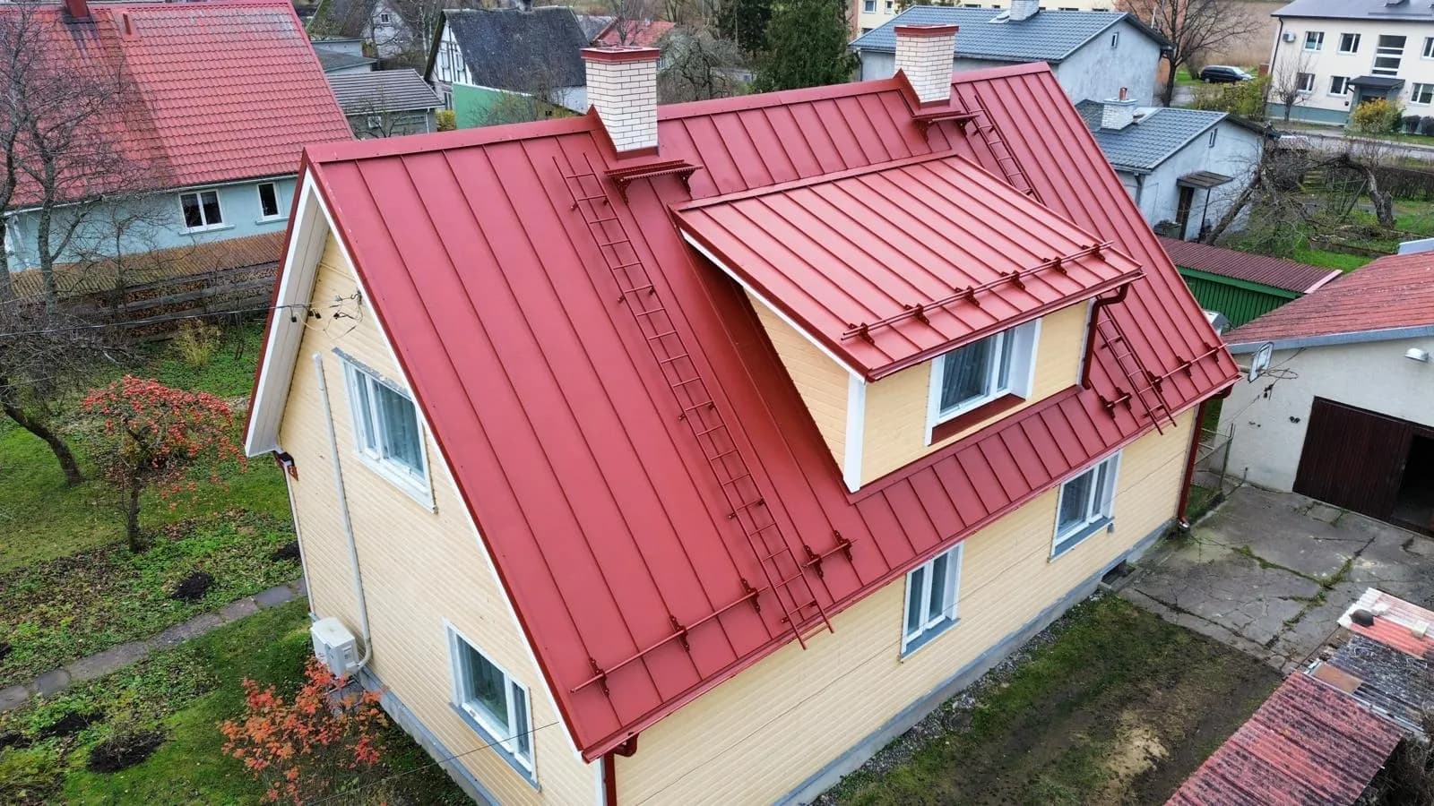 Aeriaalvaade valmis majale punase valtsplekk-katusega